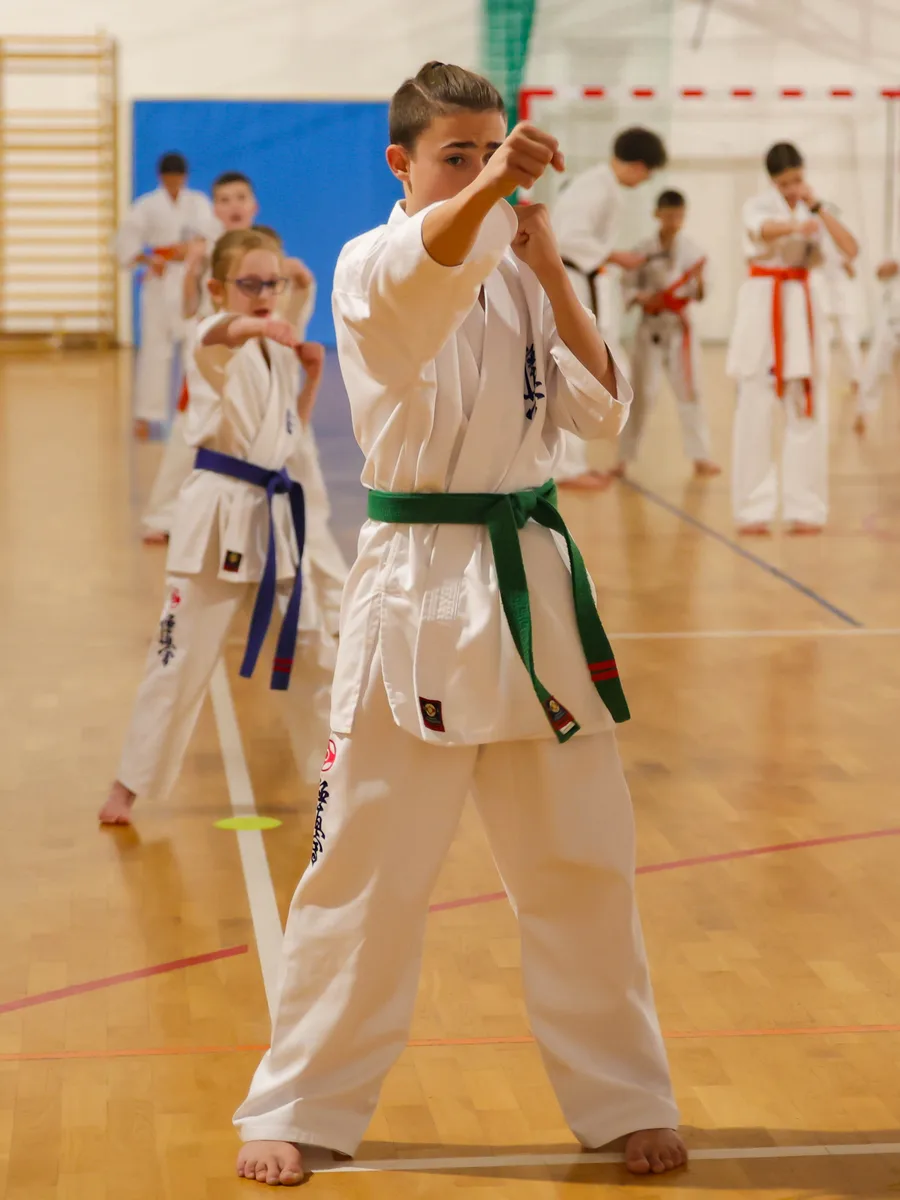 Dzieci z Fight Club Lubawka ćwiczą kihon na sali