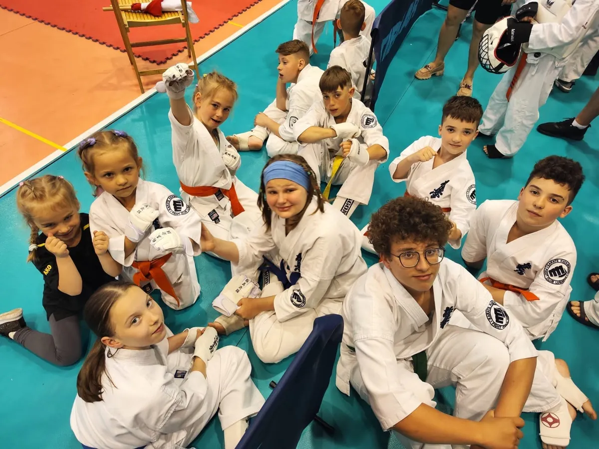 Roześmiani zawodnicy Fight Club Lubawka na macie po Pucharze Beskidów