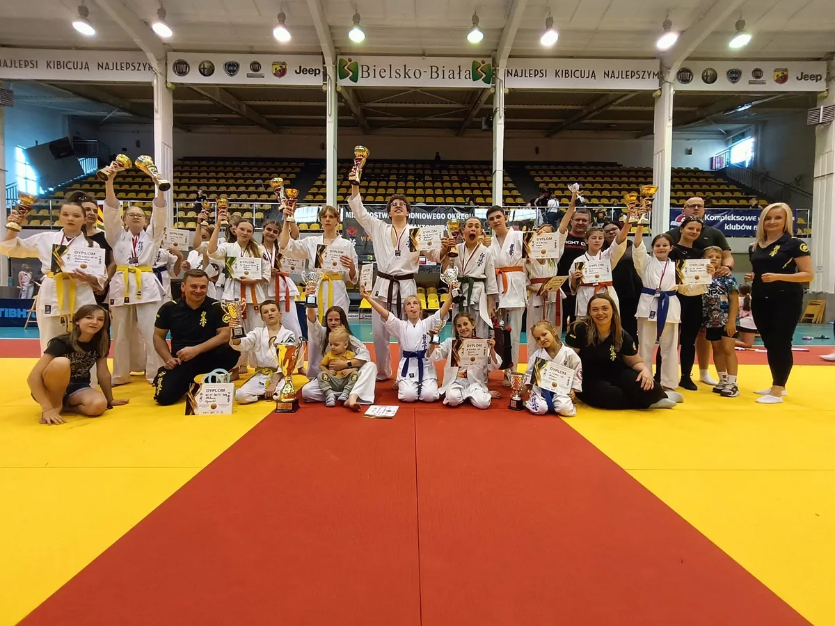 Cała drużyna Fight Club Lubawka na macie w Bielsku-Białej