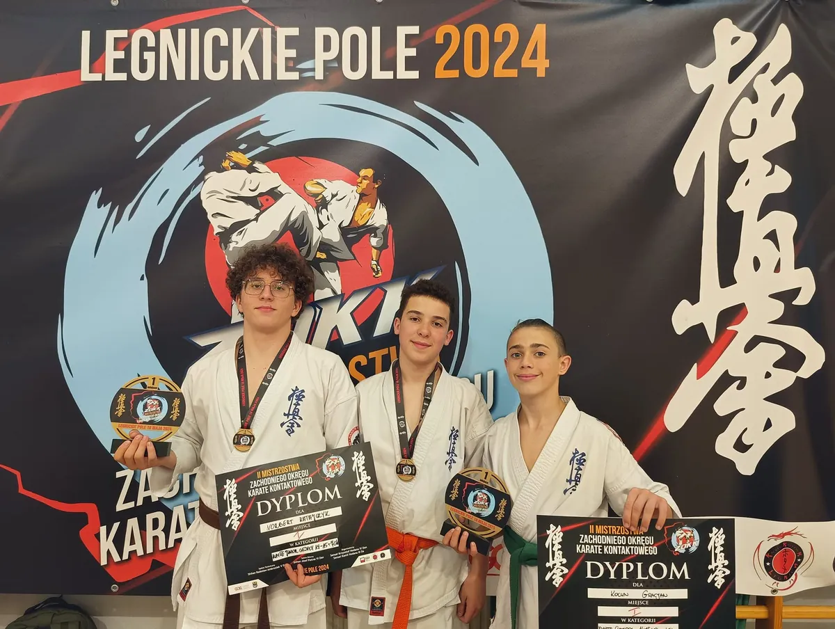 Zawodnicy z dyplomami Mistrzostw Zachodniego Okręgu Karate Kontaktowego