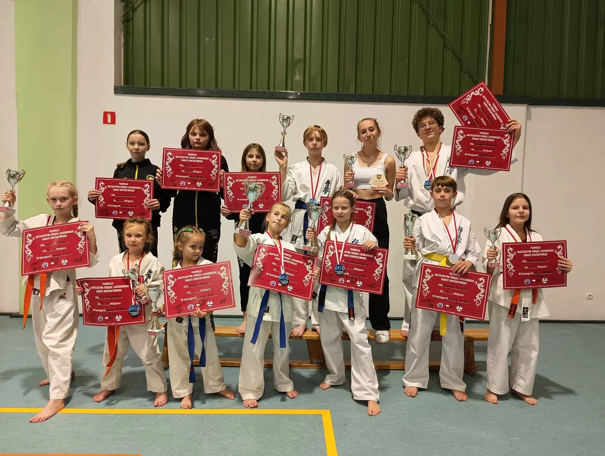 Zawodnicy Fight Club Lubawka z dyplomami na Mistrzostwach Zachodniego Okręgu w Koninie